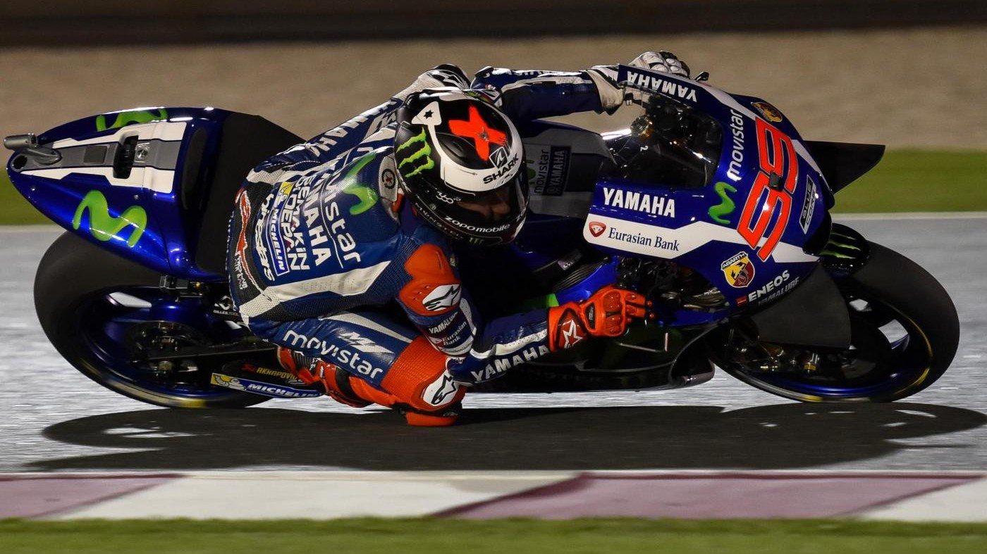 MotoGp, in Qatar Lorenzo in pole davanti a Marquez. 5° Rossi