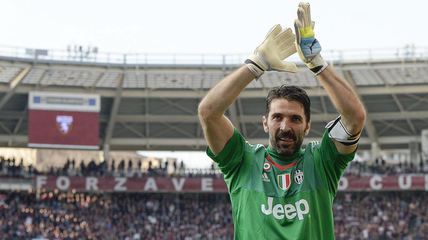 Poker della Juve al Toro e record Buffon, ma il Napoli non molla