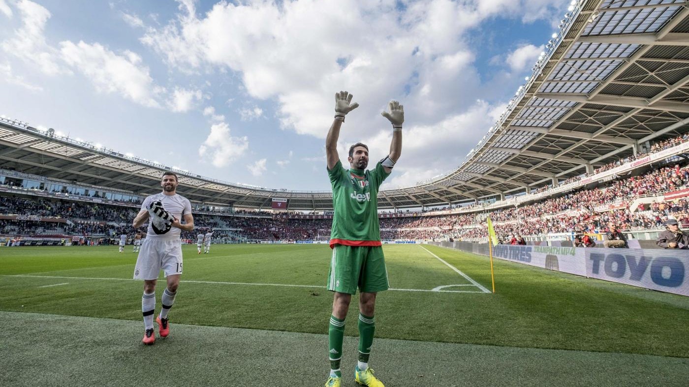 Juventus vince il derby dei veleni ma Napoli non molla