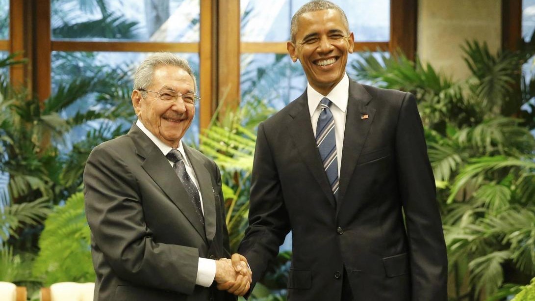 Cuba, Obama incontra Raul Castro: storica stretta di mano
