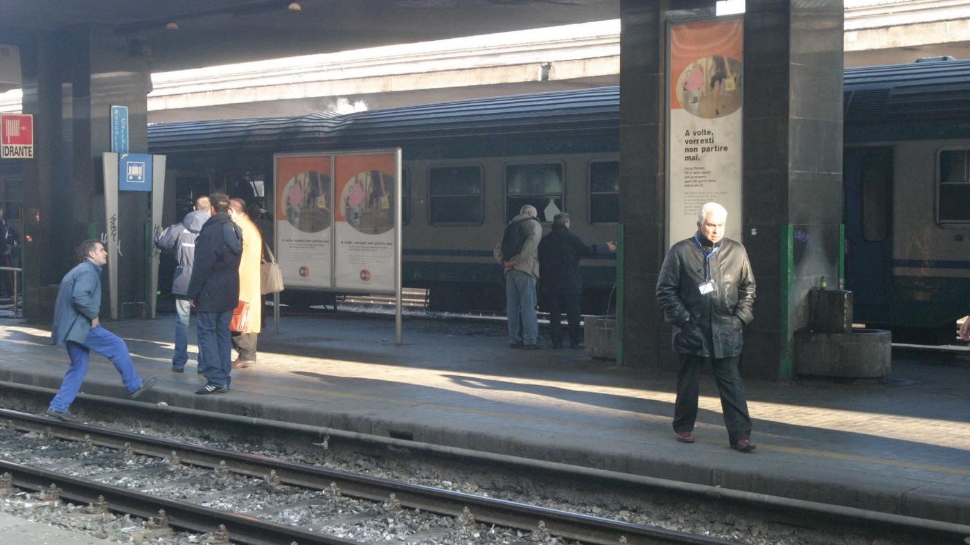 Milano, spacca la testa in treno a una 22enne per rapina: fermato