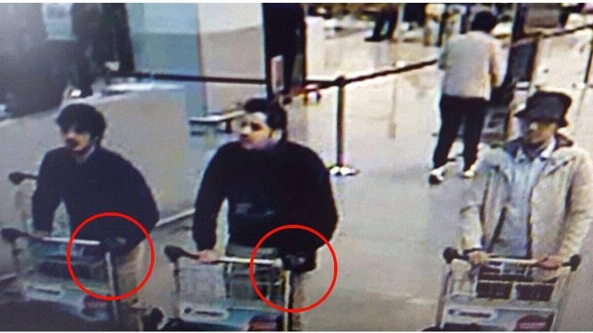 Attacco terroristico a Bruxelles, esplosioni in aeroporto e metro vicino sede Ue: 31 morti e oltre 200 feriti. Caccia al terzo uomo