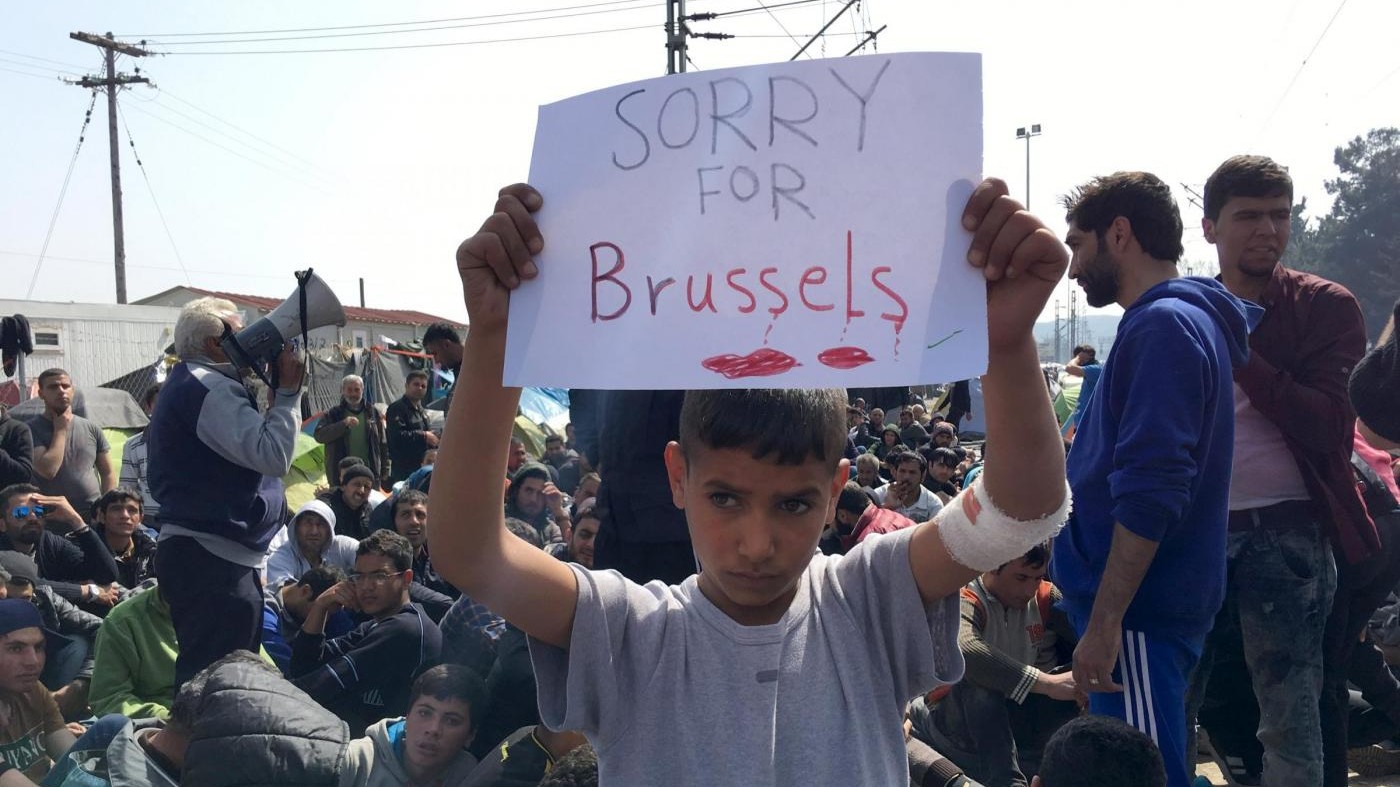 Idomeni, il cordoglio del bimbo migrante: Sorry for Bruxelles