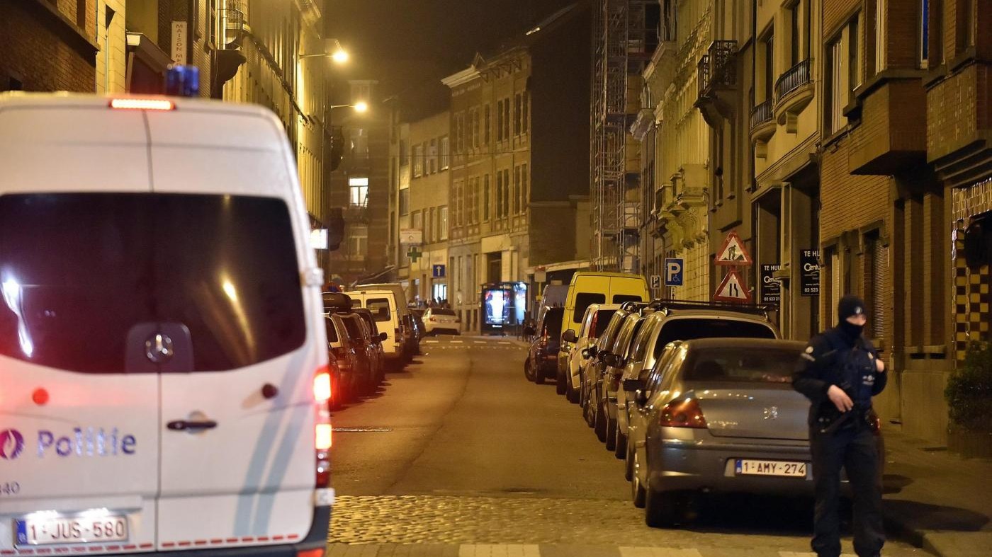 Viaggio nel quartiere di Salah: chiuso locale vicino al covo