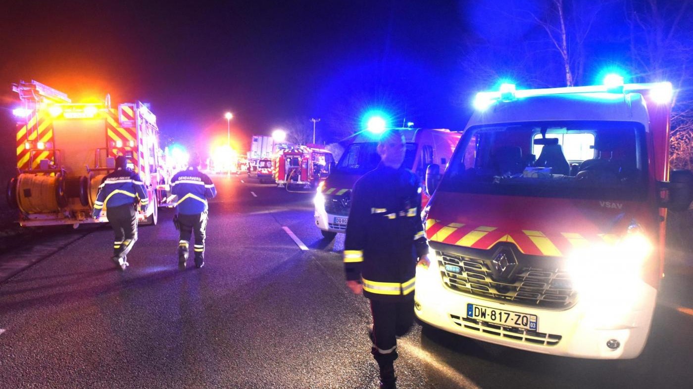 Francia, bus si scontra con camion: 12 persone morte, feriti 2 italiani