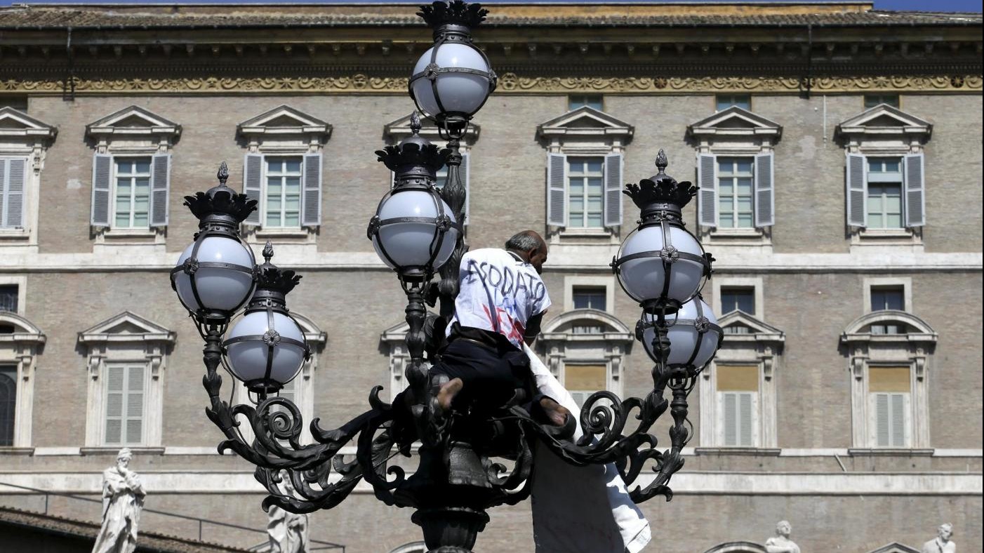 Pasqua, Messa Papa in San Pietro blindata: uomo sale su lampione