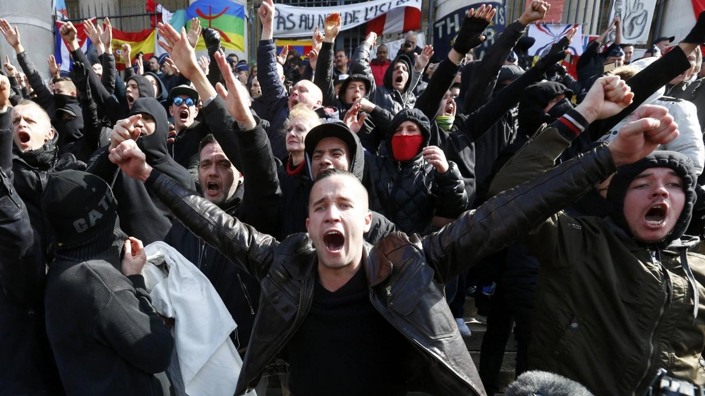 Bruxelles, nuovi arresti e tensioni in piazza per tifosi neonazisti