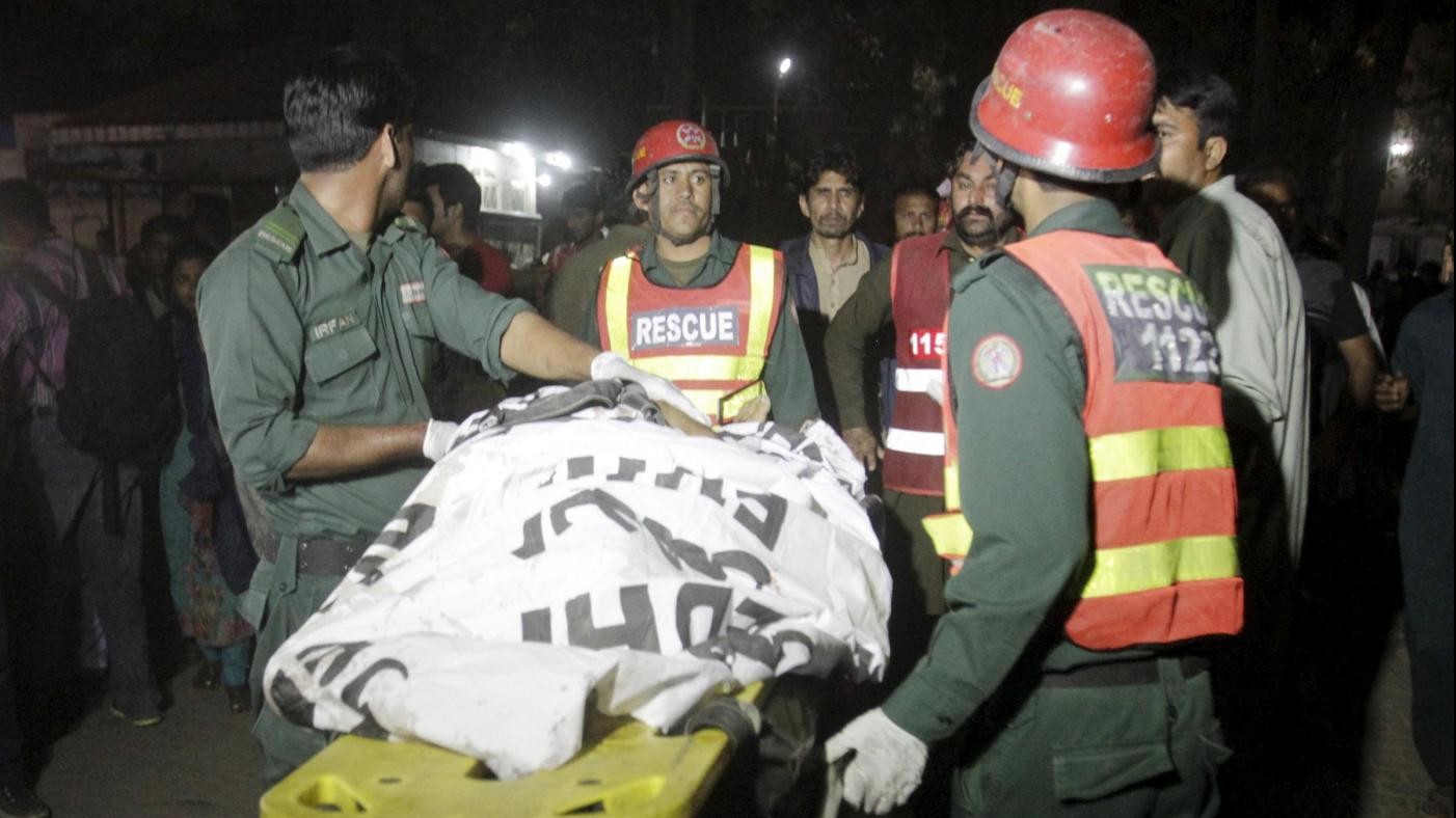 Pakistan, strage di cristiani in un parco a Lahore: almeno 72 morti