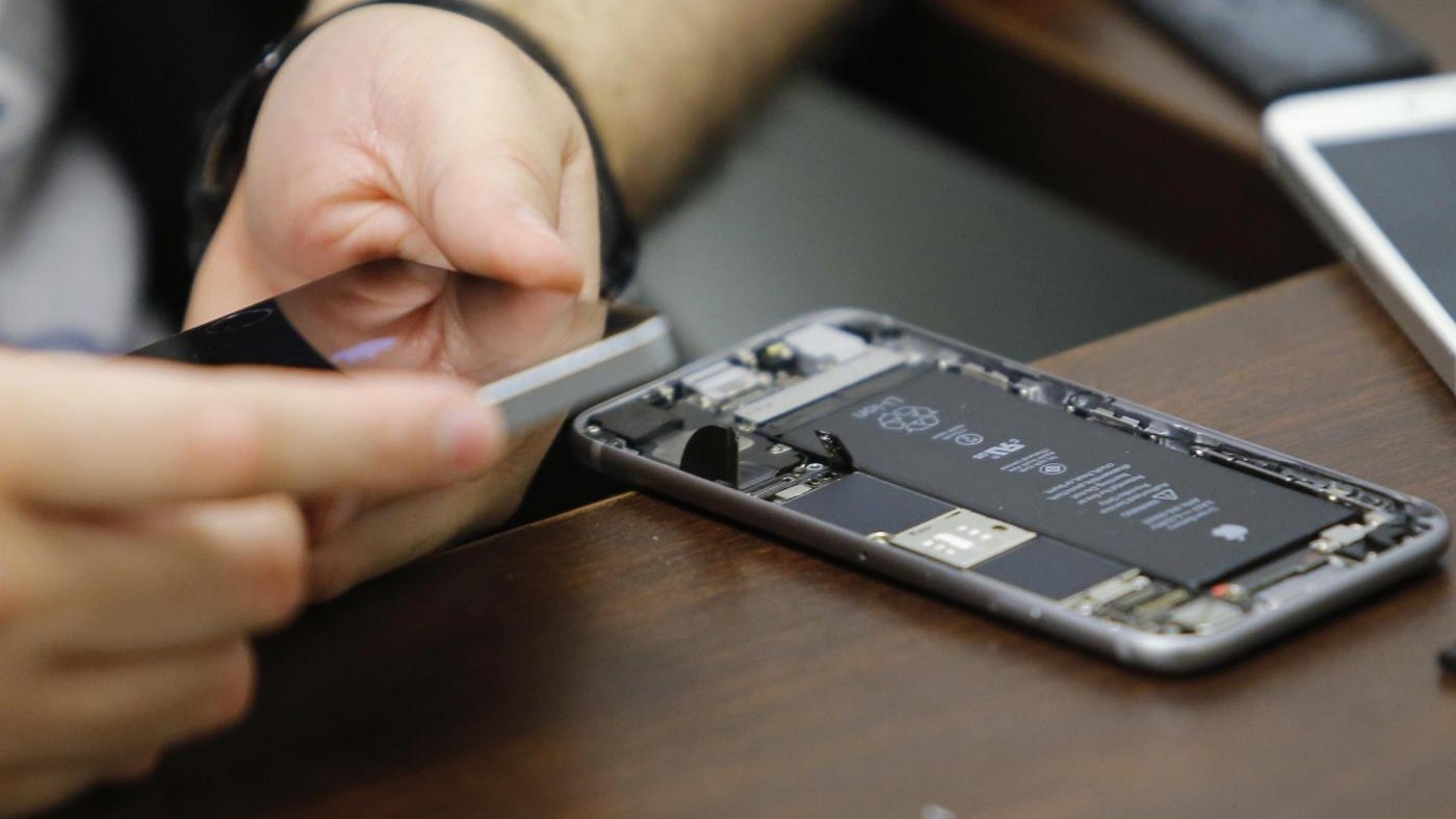 Fbi sblocca l’iPhone del killer di San Bernardino senza Apple