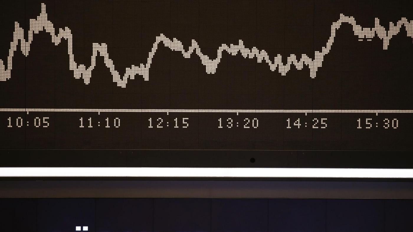 Borsa, Milano chiude piatta: giù banche, bene Buzzi Unicem