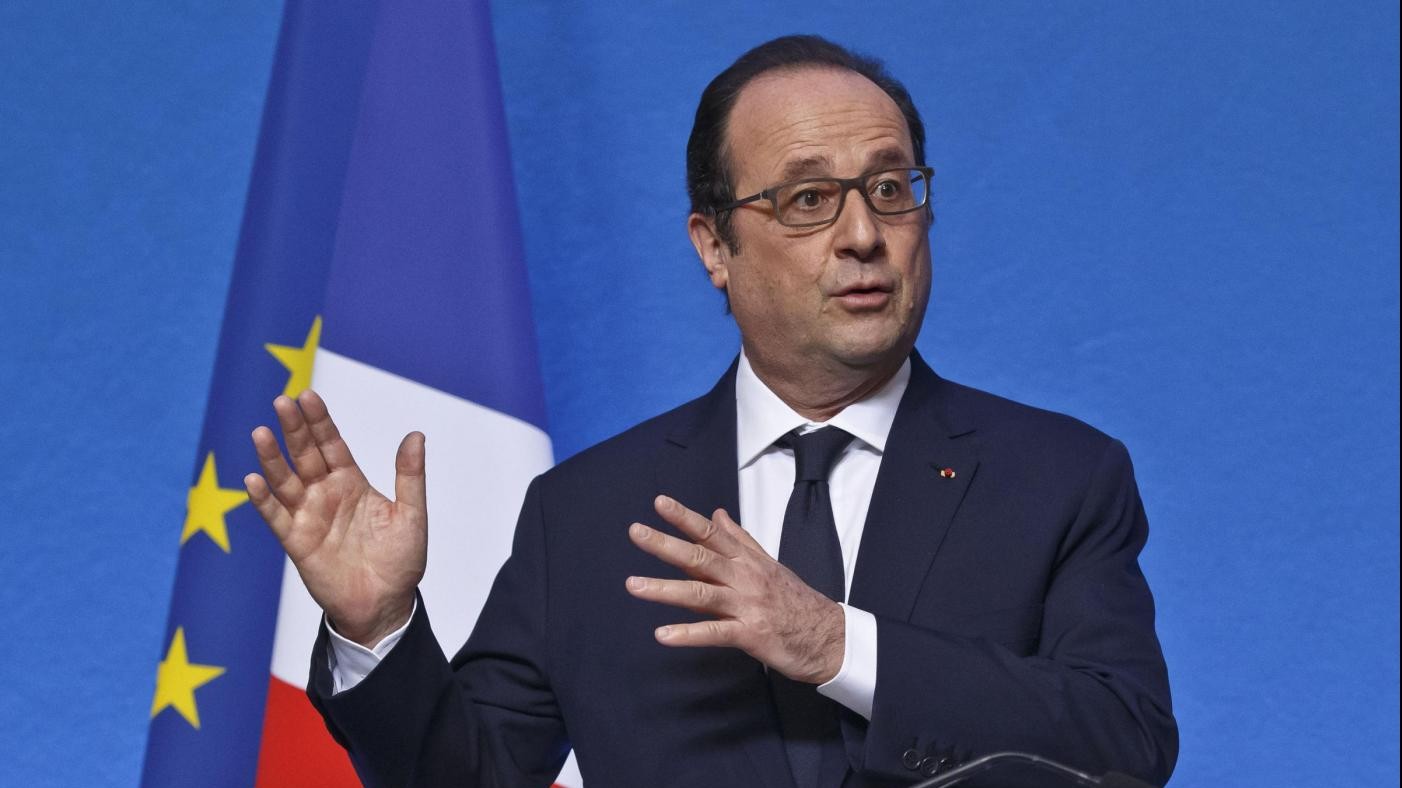 Terrorismo, Hollande rinuncia a revoca cittadinanza condannati