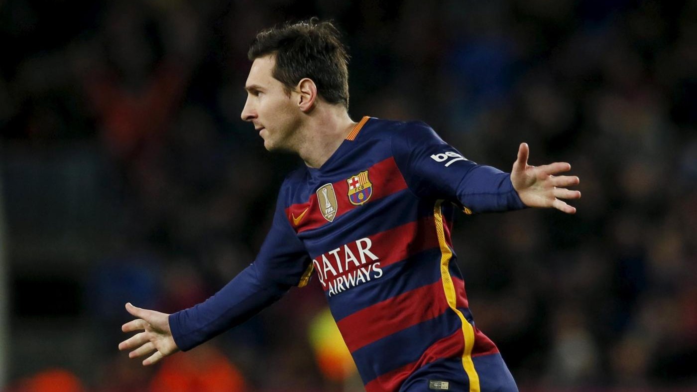Messi palleggia con Eros Rammazzotti e segna un gol incredibile