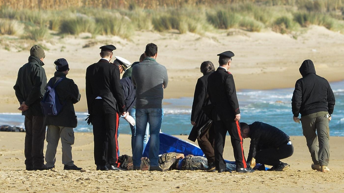 Sicilia, tragico sbarco di migranti: cadaveri avvistati in mare