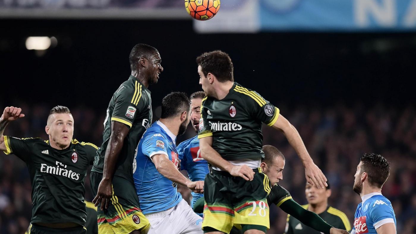 Napoli fermato dal Milan: 1-1, Sarri resta dietro Juve