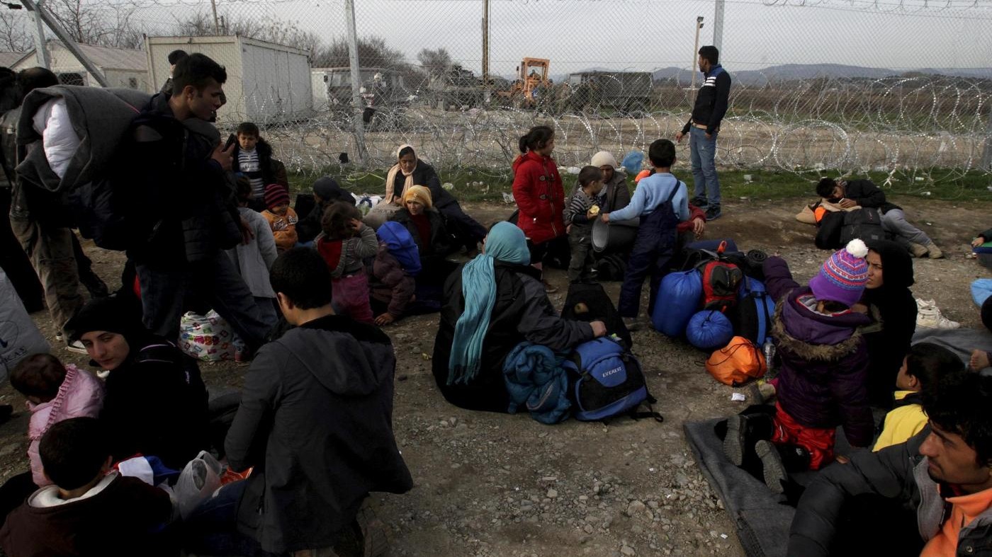 Migranti, polizia greca inizia trasferimenti da confine macedone