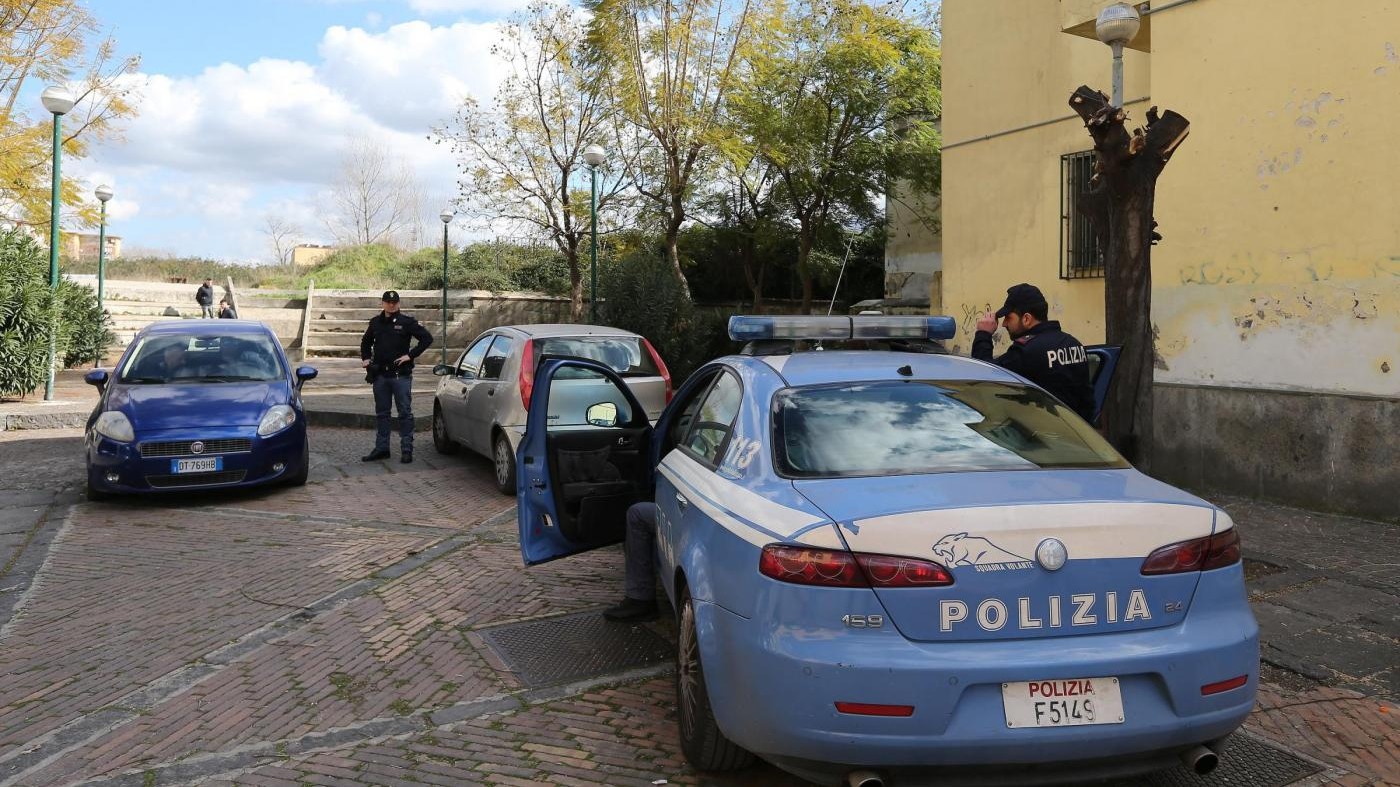 Taranto, sparatoria in pieno giorno: un morto, feriti 2 passanti. Fermati i killer