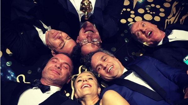 Oscar, il selfie: cast di ‘Spotlight’ sul pavimento con statuetta