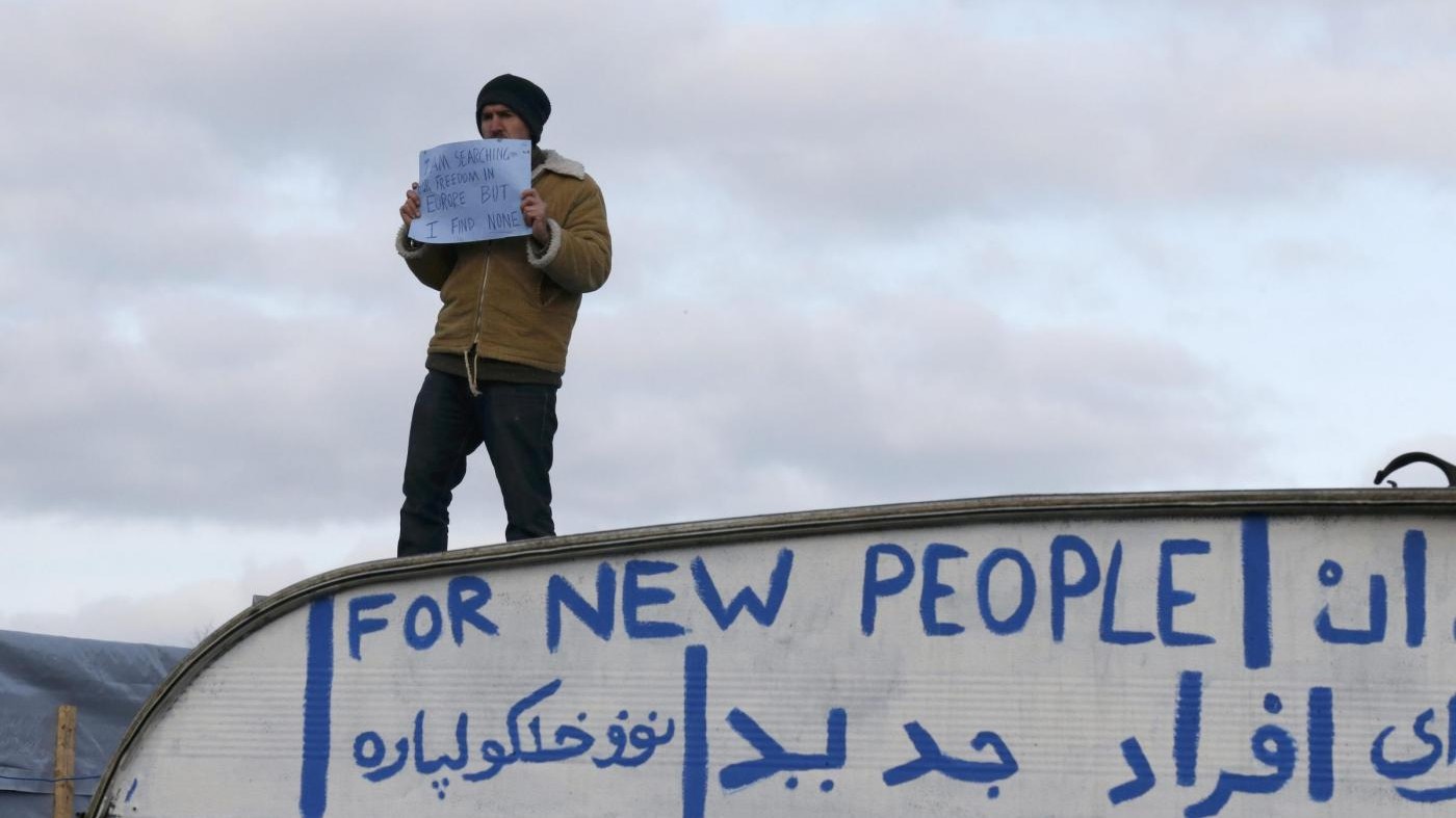 Migranti, scontri nella notte a Calais: oggi continua sgombero
