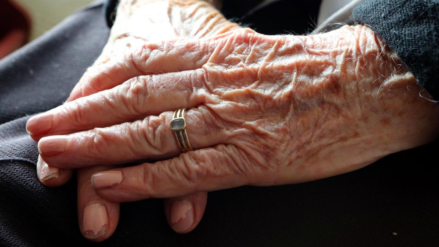 Alzheimer, neurologo: Insorge sempre prima, diete non risolvono
