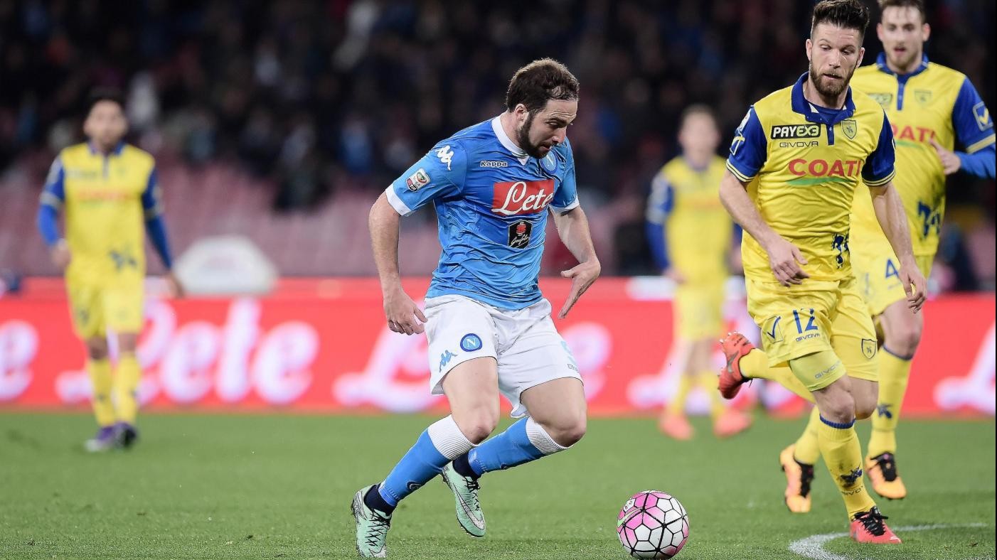 Napoli vince e aggancia Juve in vetta: Chievo ko 3-1