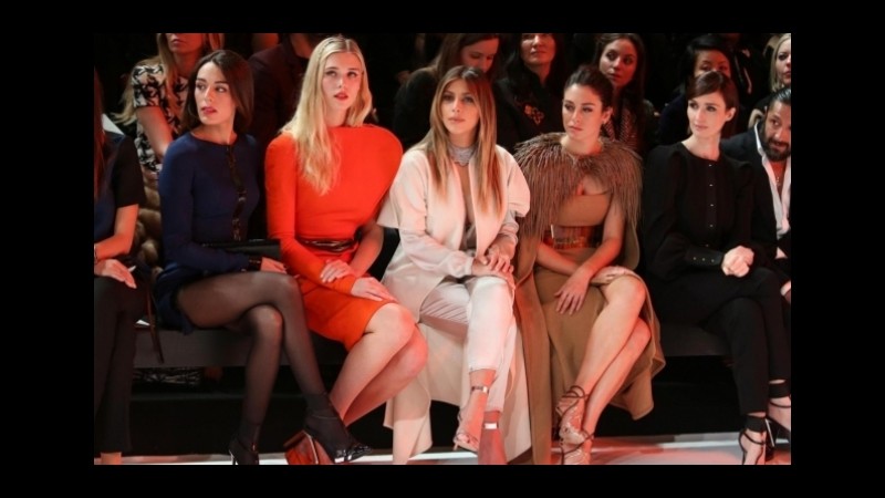 Gossip, “guerra” nel clan Kardashian: testa a testa in lavagna tra Kim e Kendall per la copertina di Vogue