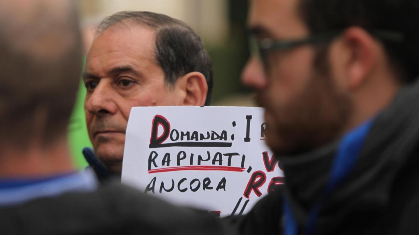 Banche, risparmiatori in piazza davanti al Pd: Ridateci i soldi