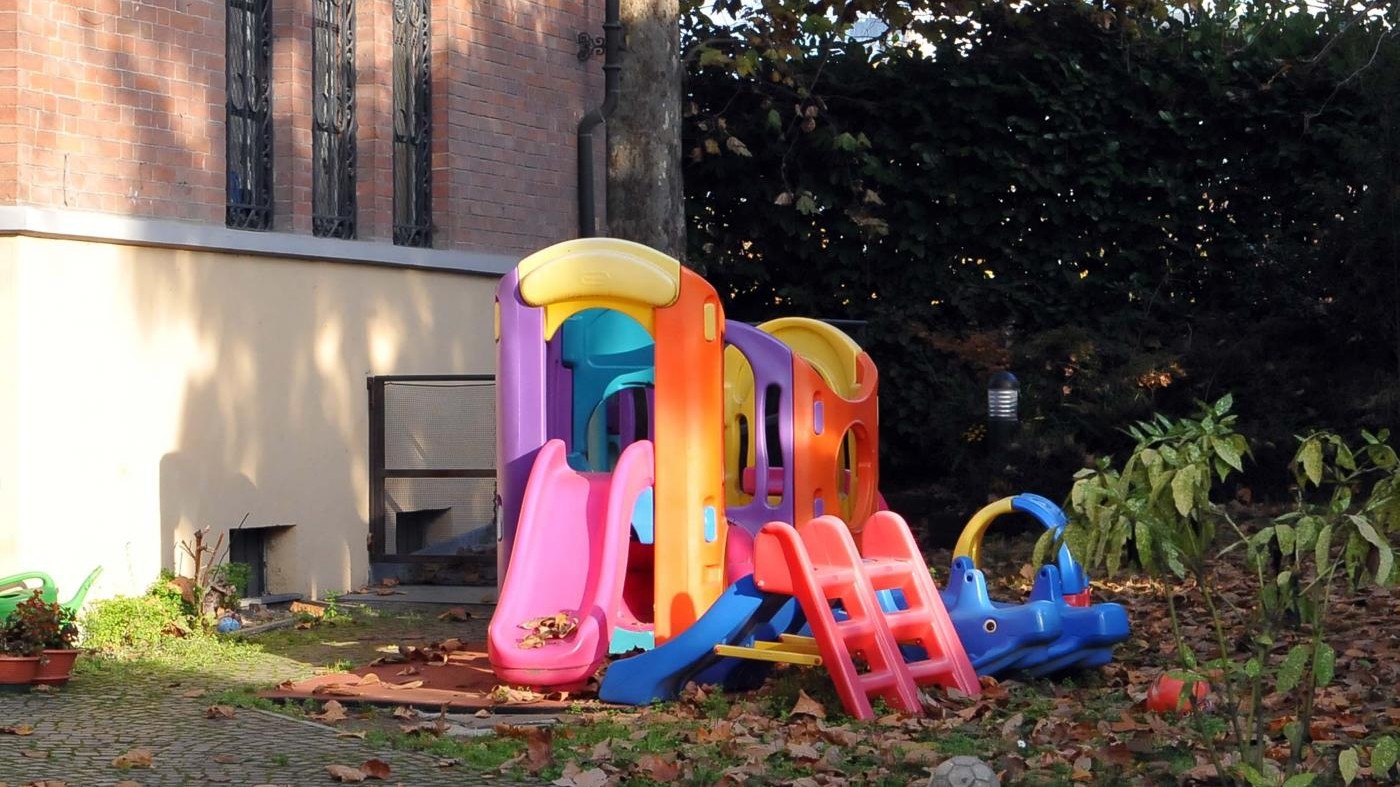 Modena, insultava e picchiava i bimbi: arrestata maestra