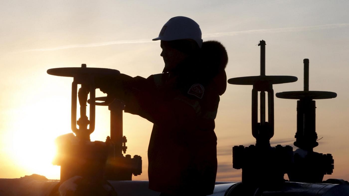 Petrolio giù, benzina ai minimi: Wti sotto 30 dollari, crollano borse