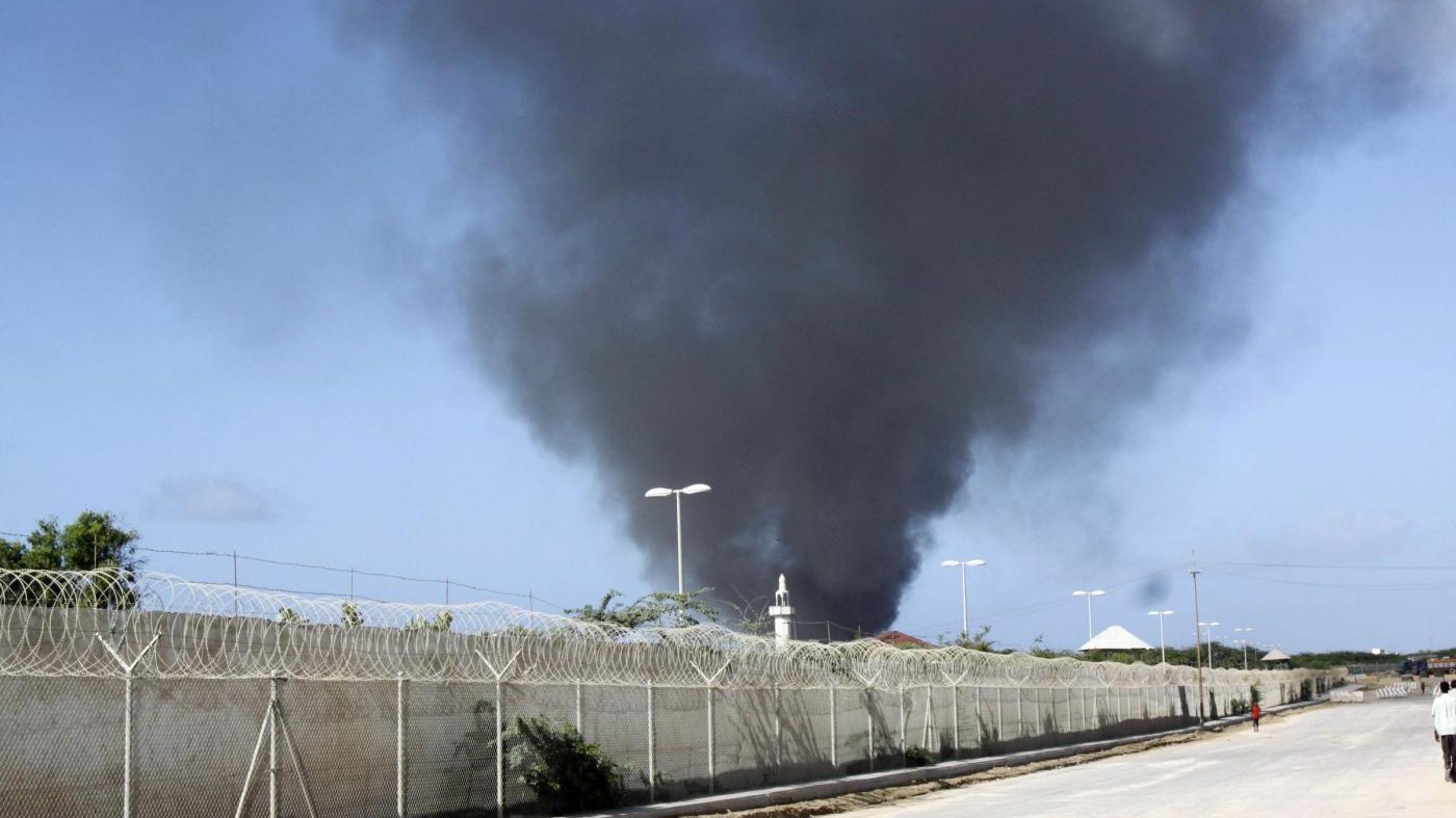 Somalia, esplosione su aereo poco dopo il decollo: un morto