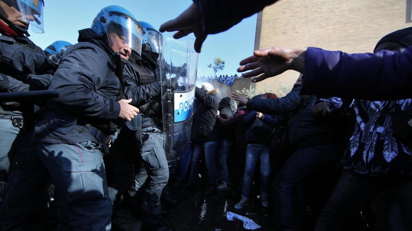 Roma, scontri durante sgombero: polizia ferma alcuni manifestanti