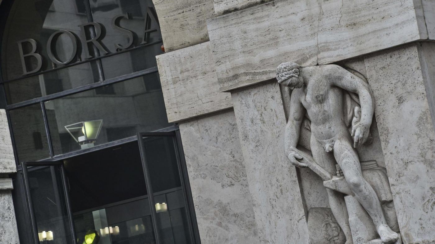 Tracollo per Piazza Affari (-4,69), lo spread sfonda il muro dei 140 punti
