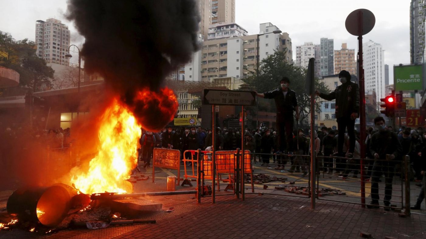 Hong Kong, polizia caccia venditori ambulanti: proteste e scontri