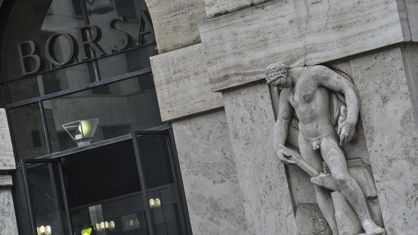 Borsa, Milano rimbalza con petrolio, volano banche: chiuso a 4,7%