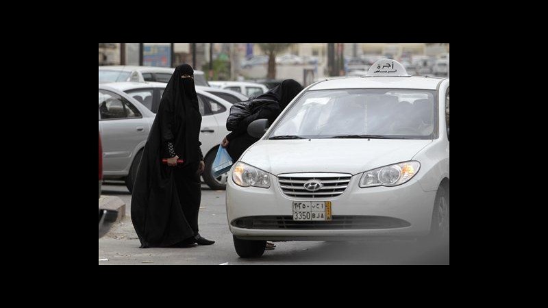 Arabia Saudita, donne contro il divieto di guidare: E’ solo l’inizio
