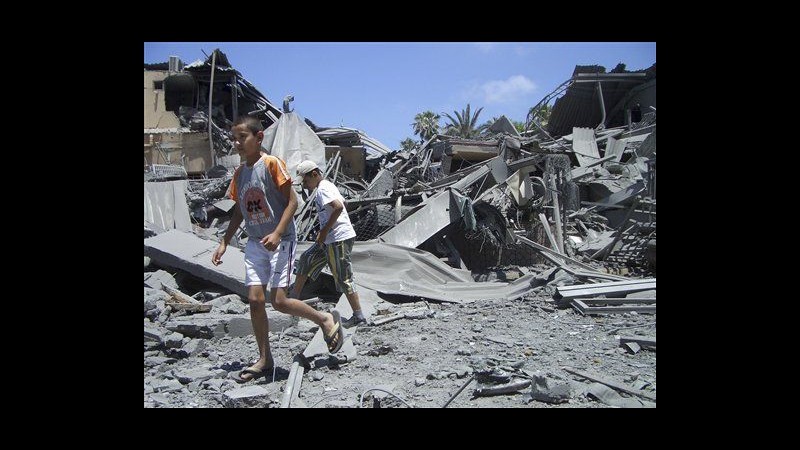 Libia, nuovi attacchi aerei Nato a Tripoli, 2 esplosioni a mezzogiorno