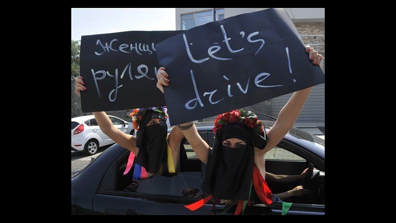 Arabia Saudita, donne al volante per protesta contro divieto di guidare