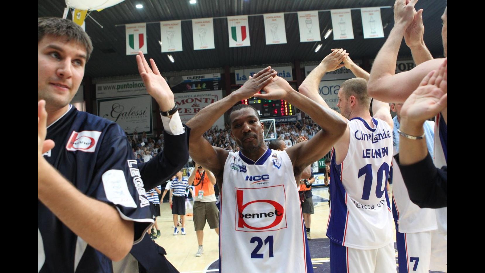 Basket, finale scudetto: Cantù-Siena 80-71, toscani sempre avanti 2-1