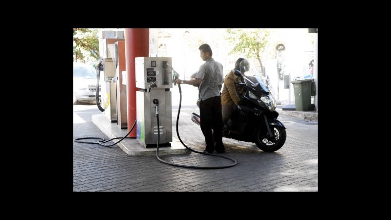 Carburanti, raffica di aumenti per benzina e gasolio