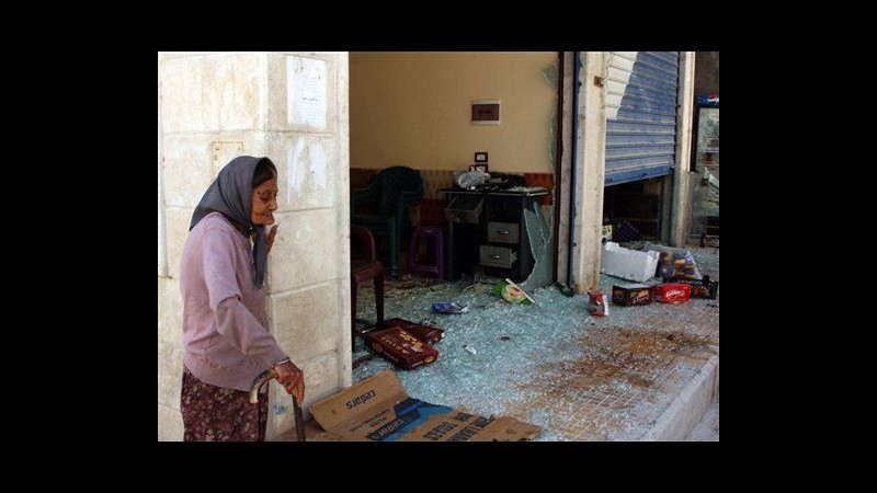 Siria, testimone: A Jisr forze governo bruciano case