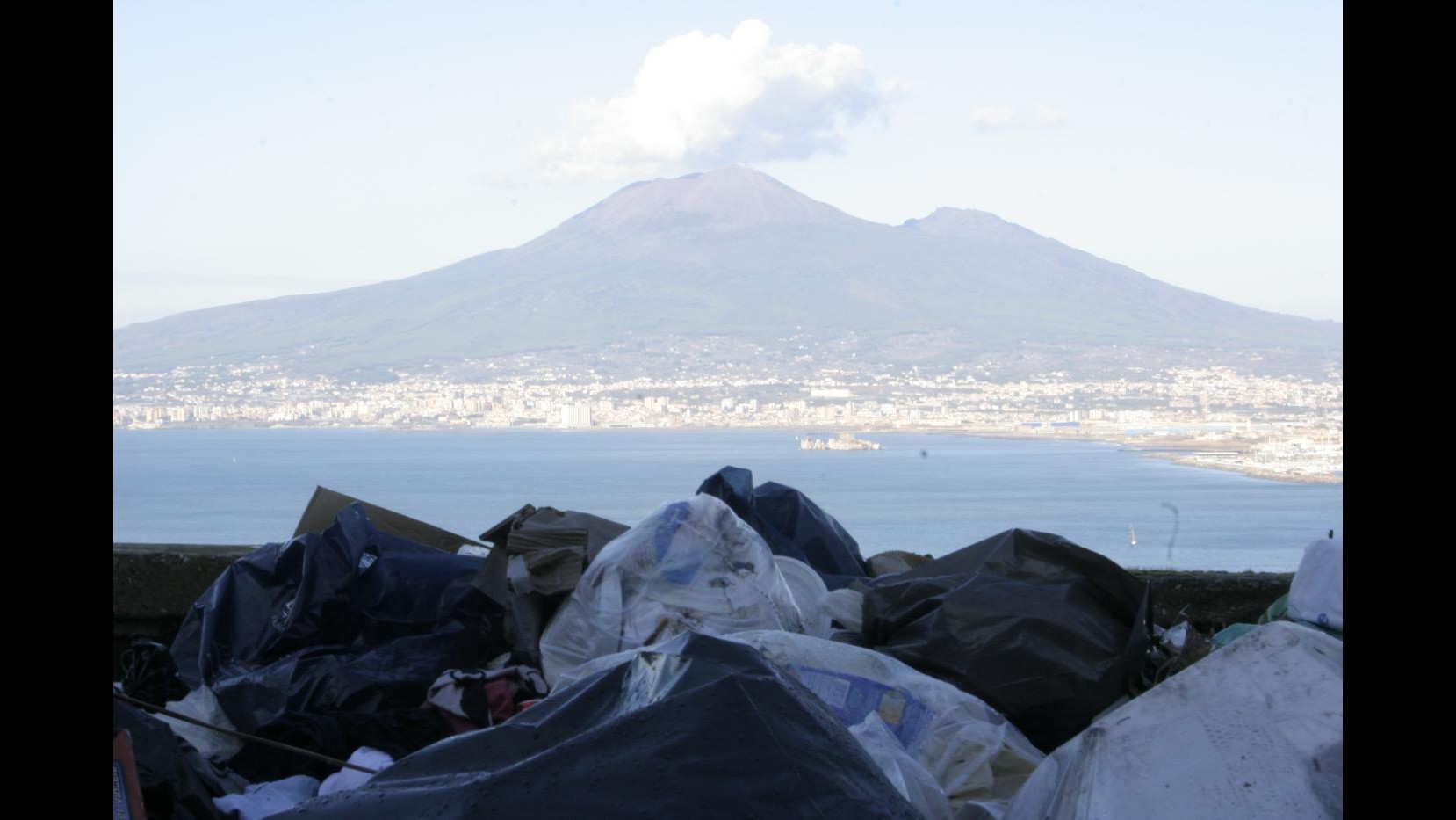 Rifiuti liquidi sversati in fogne e terreni, 7 arresti a Napoli