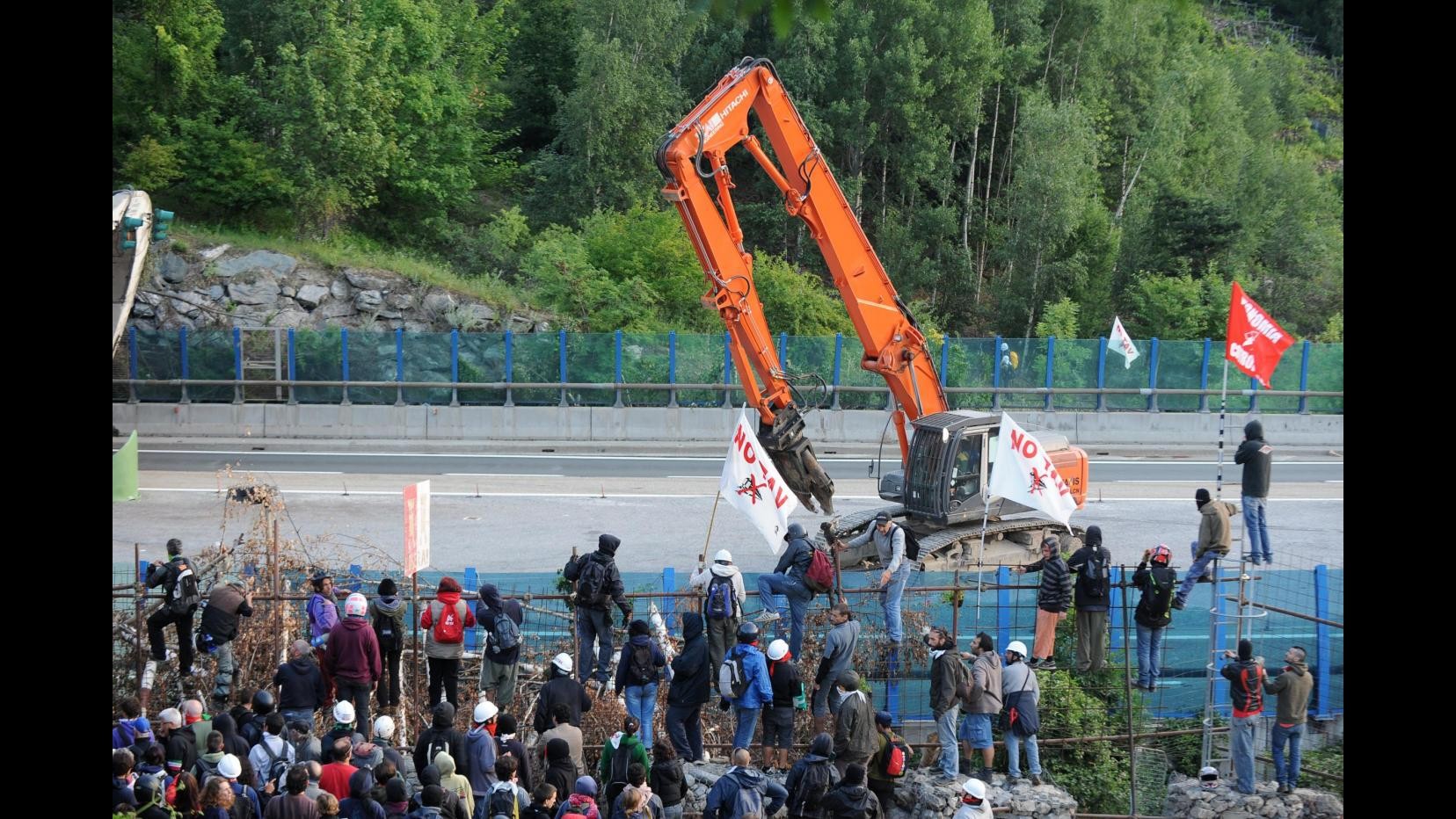 Tav, è guerriglia totale al cantiere di Chiomonte