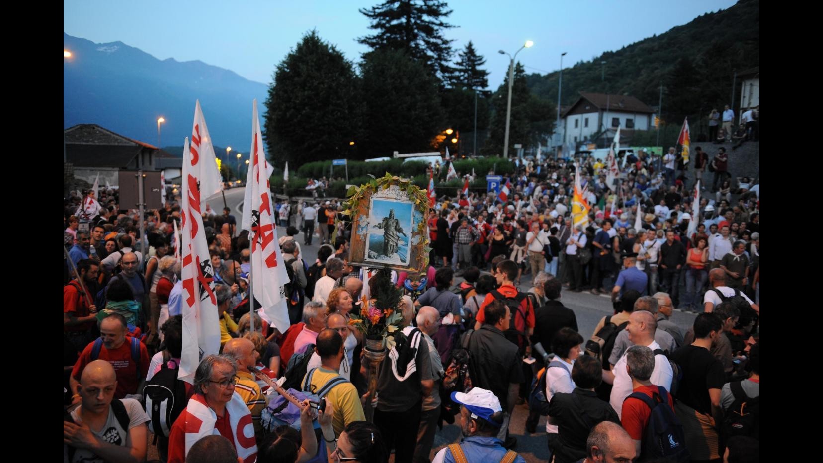 Tav, in Val Susa fiaccolata ‘No Tav’ con oltre diecimila persone
