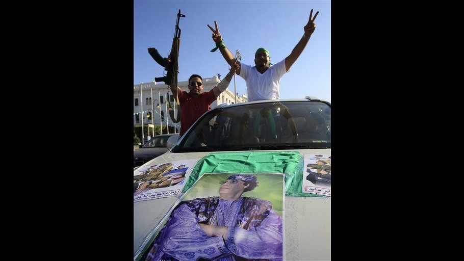 Libia, governo: Gheddafi è qui, non lascerà potere, combatteremo casa per casa