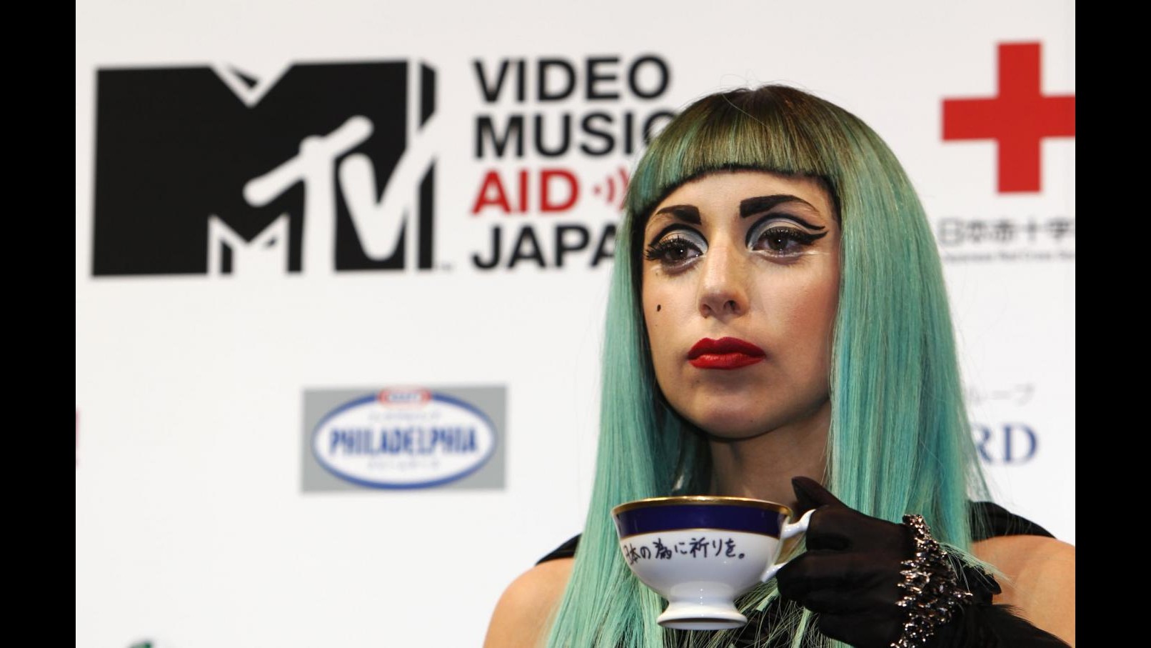 Lady Gaga si esibisce in Giappone e dona denaro per aiutare sfollati
