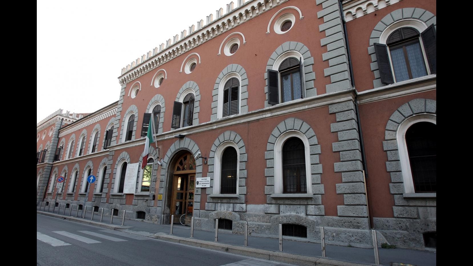 Fratelli uccisi a Milano, gip e pm interrogano Bianchi a San Vittore