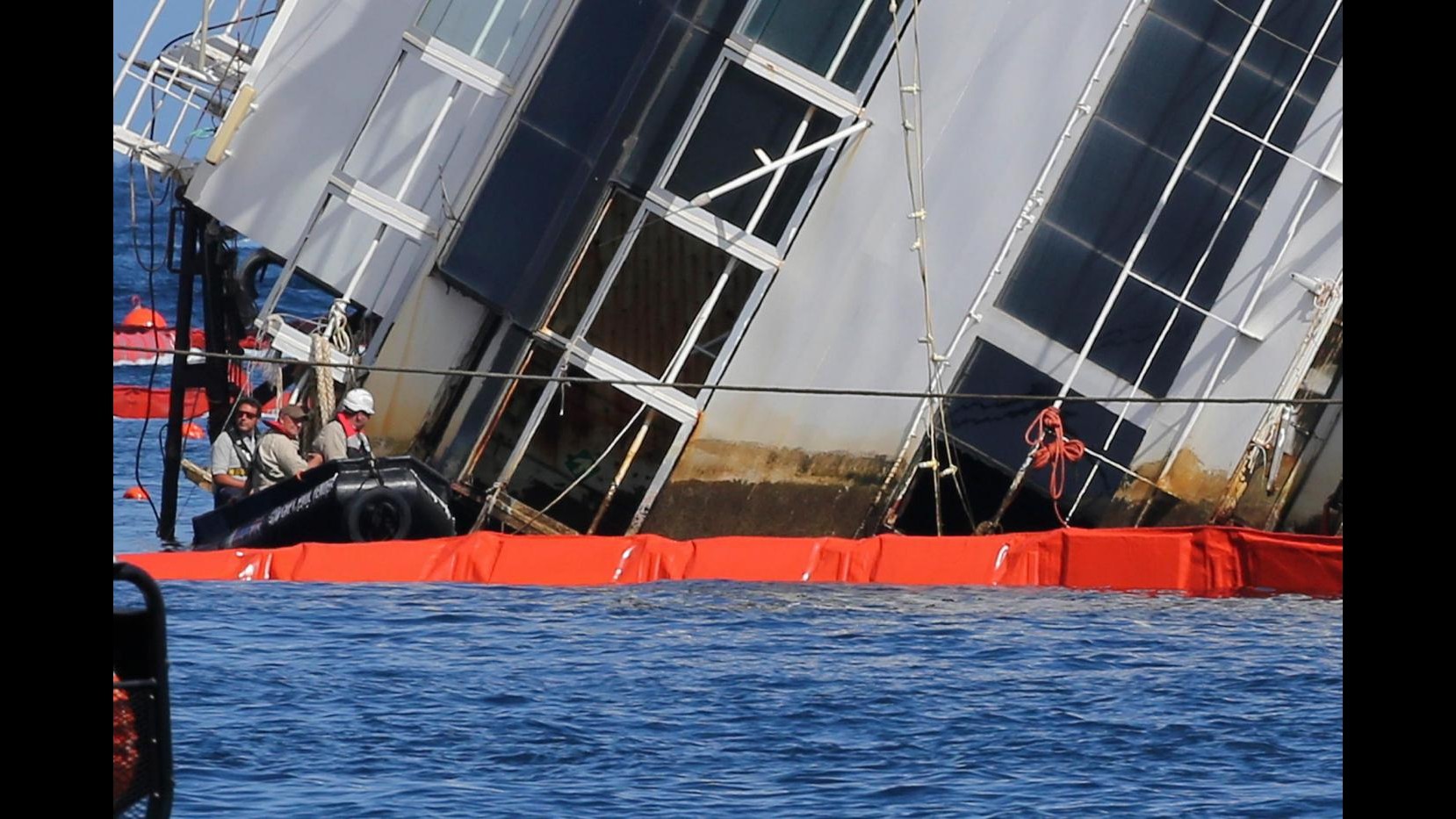 Costa Concordia, lavori per tutta la notte – LA DIRETTA