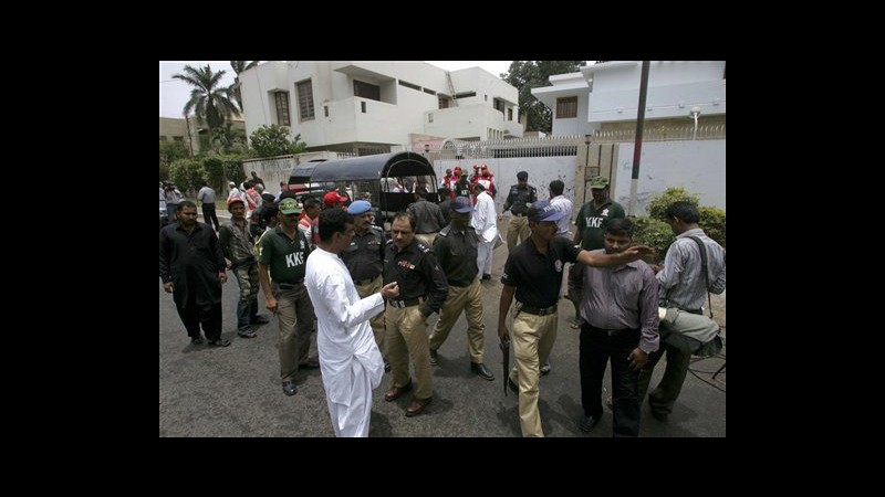 Pakistan, assalto stazione polizia, 10 morti. Talebani: Vendetta Bin Laden