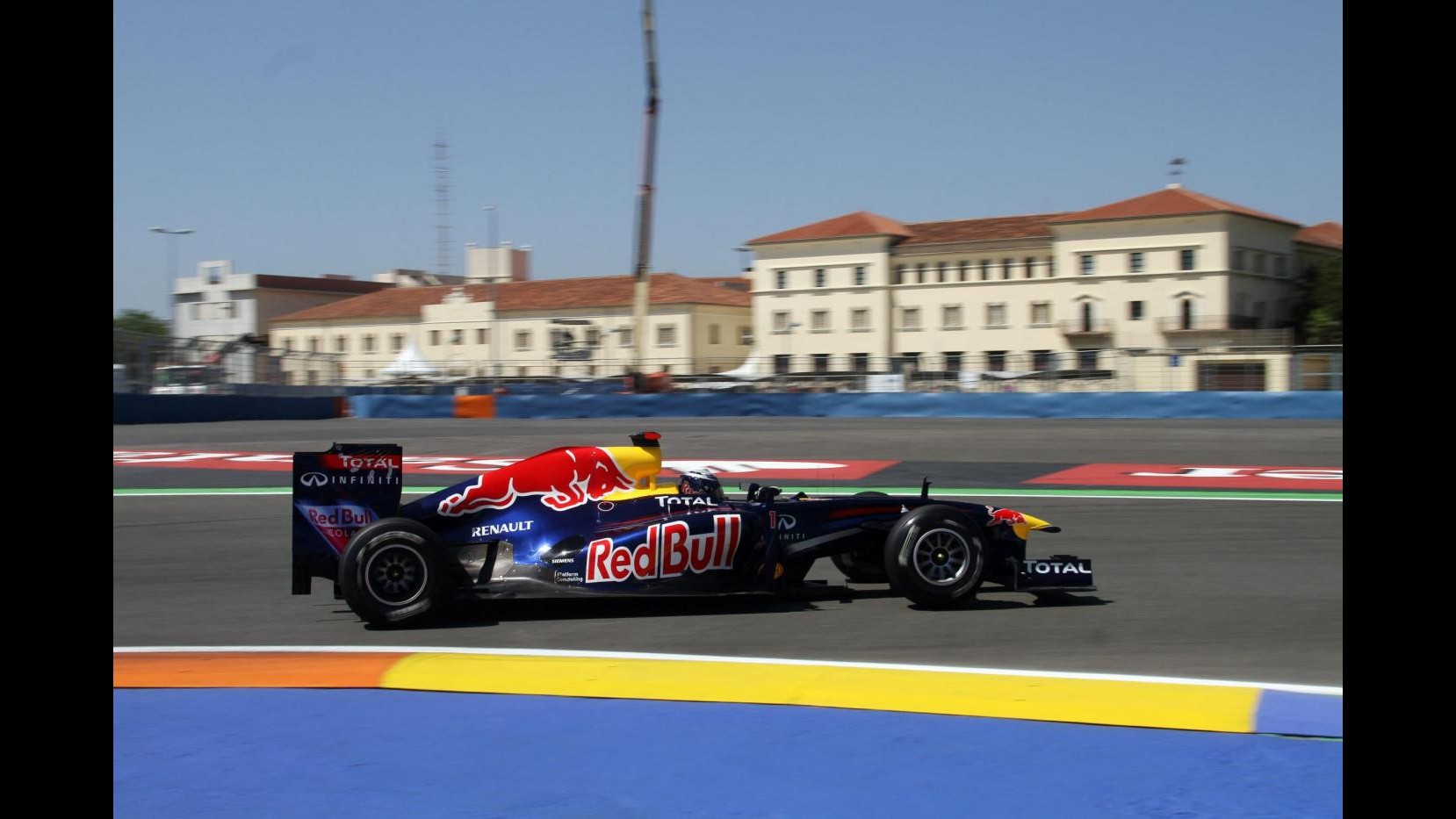 Formula 1, dominio Red Bull a Valencia. Pole a Vettel, Alonso 4°