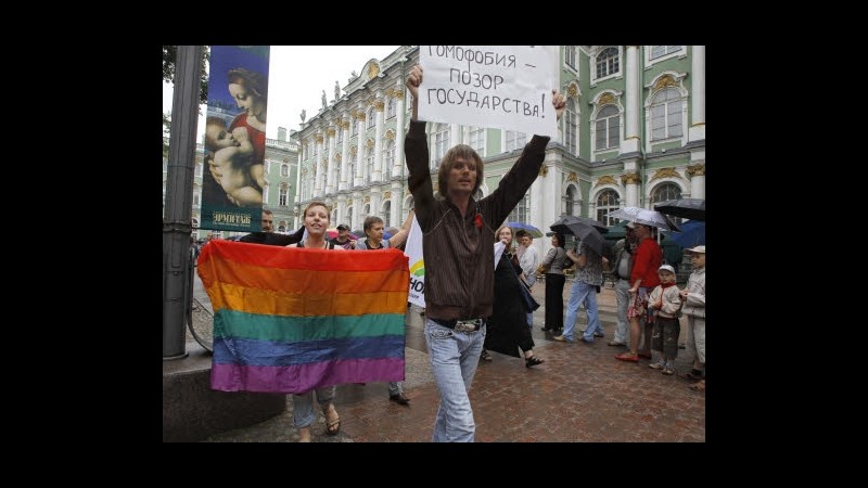 Russia, 14 attivisti per i diritti dei gay arrestati a San Pietroburgo