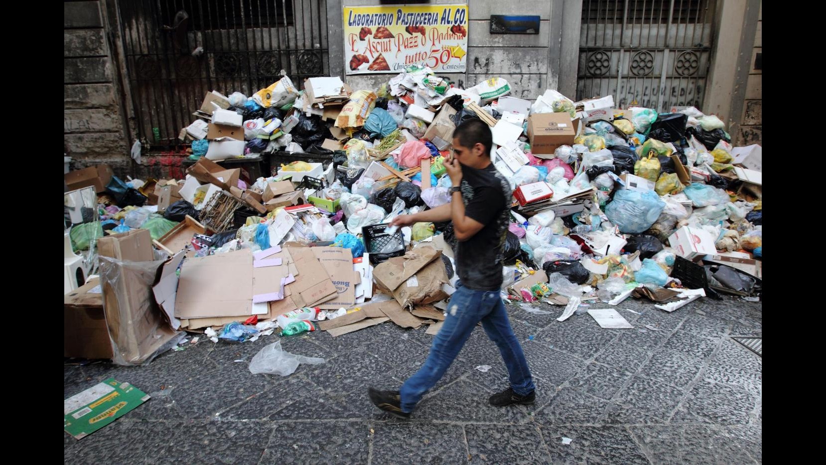 Rifiuti, i due volti della città di Napoli